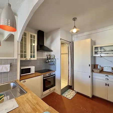 Apartamento F1 Plein Centre De Saint-raphael, Vue Mer, 50m De La