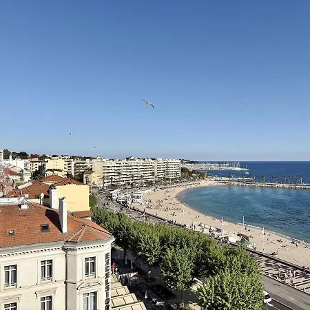 Appartement F1 Plein Centre De Saint-raphaël, Vue Mer, 50m De La *