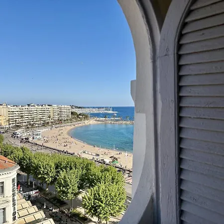 Apartamento F1 Plein Centre De Saint-raphael, Vue Mer, 50m De La *